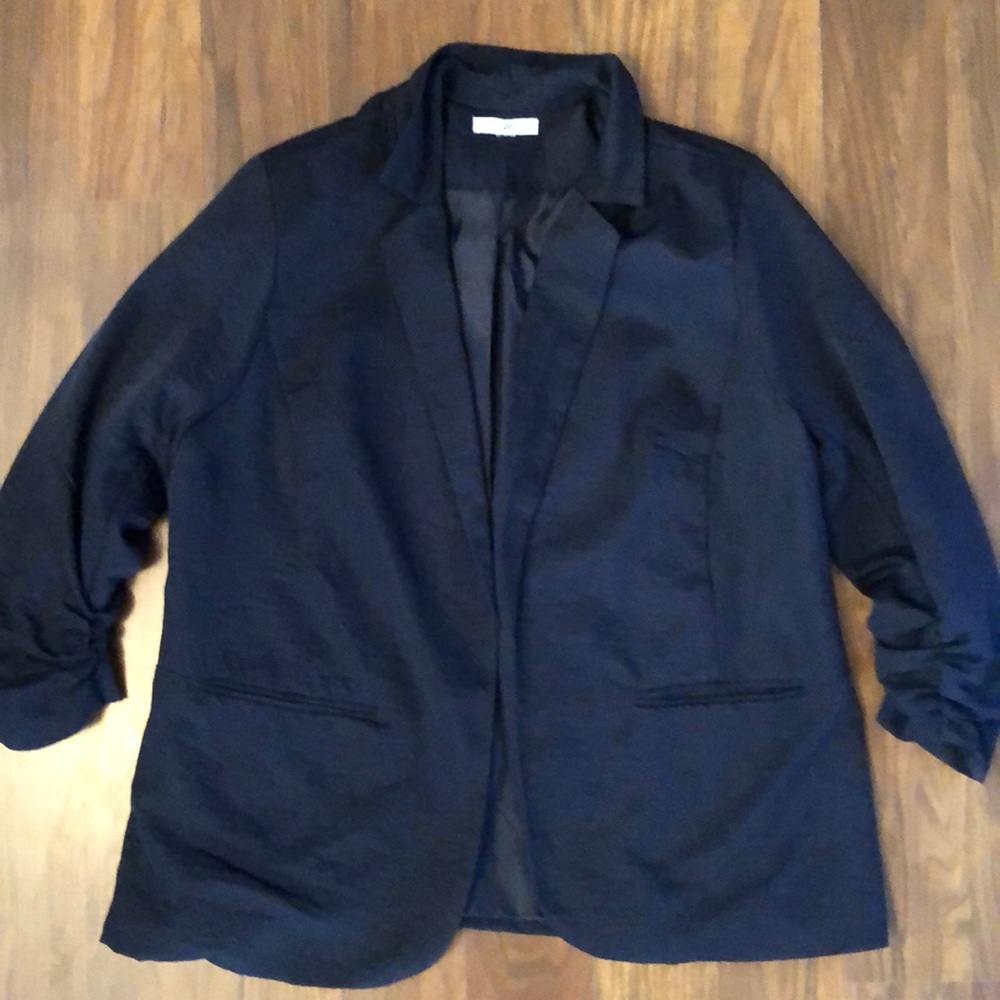 Ruched sleeved blazer